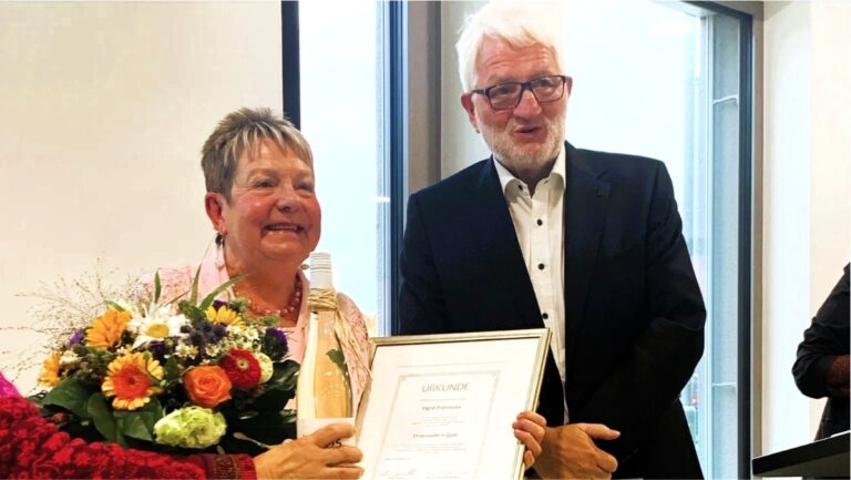 Ehrung von Ingrid Prönnecke mit der Ehrennadel in Gold